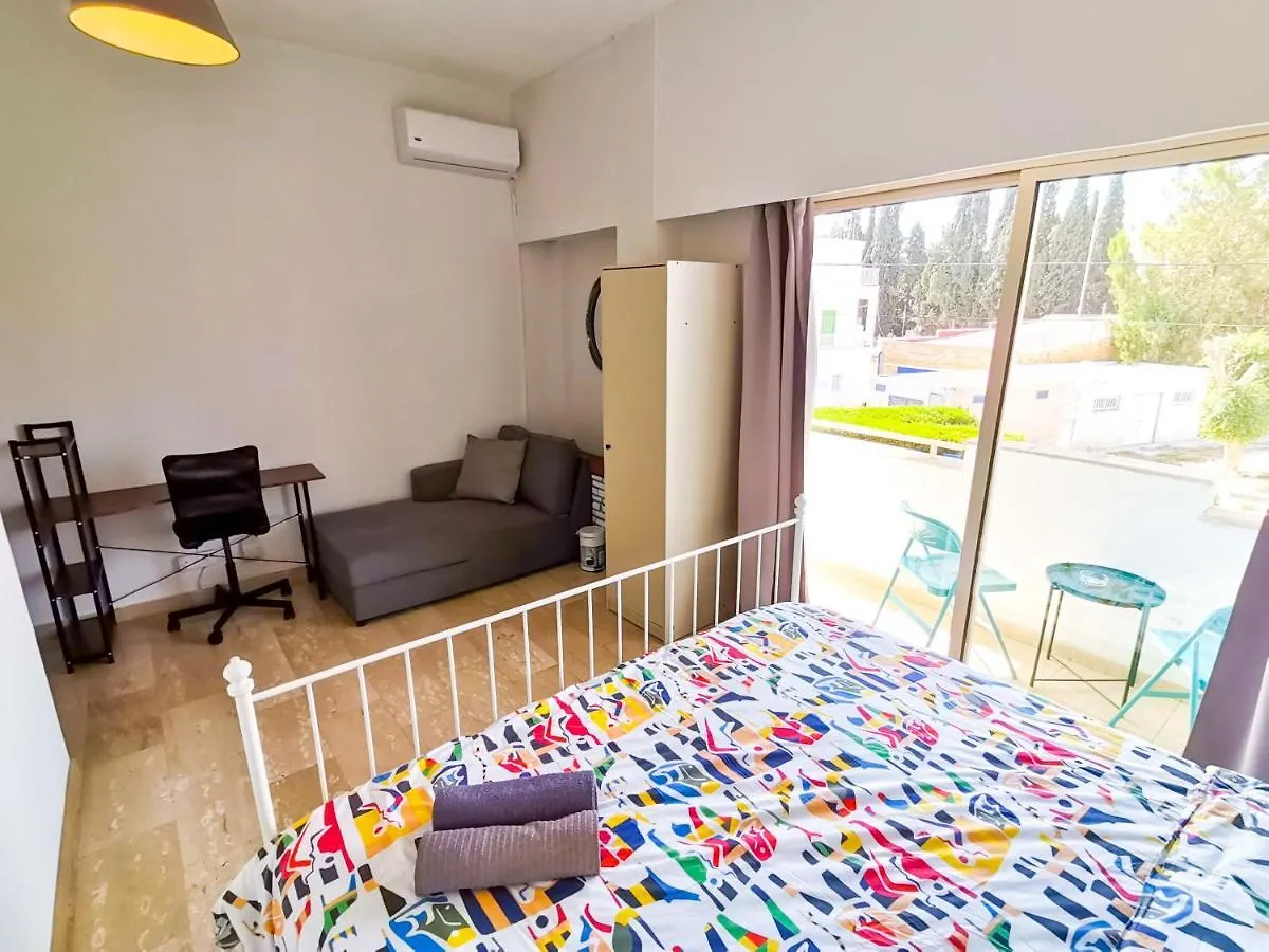 Kwatera prywatna Central Square Nomadic Rooms Larnaca Cypr