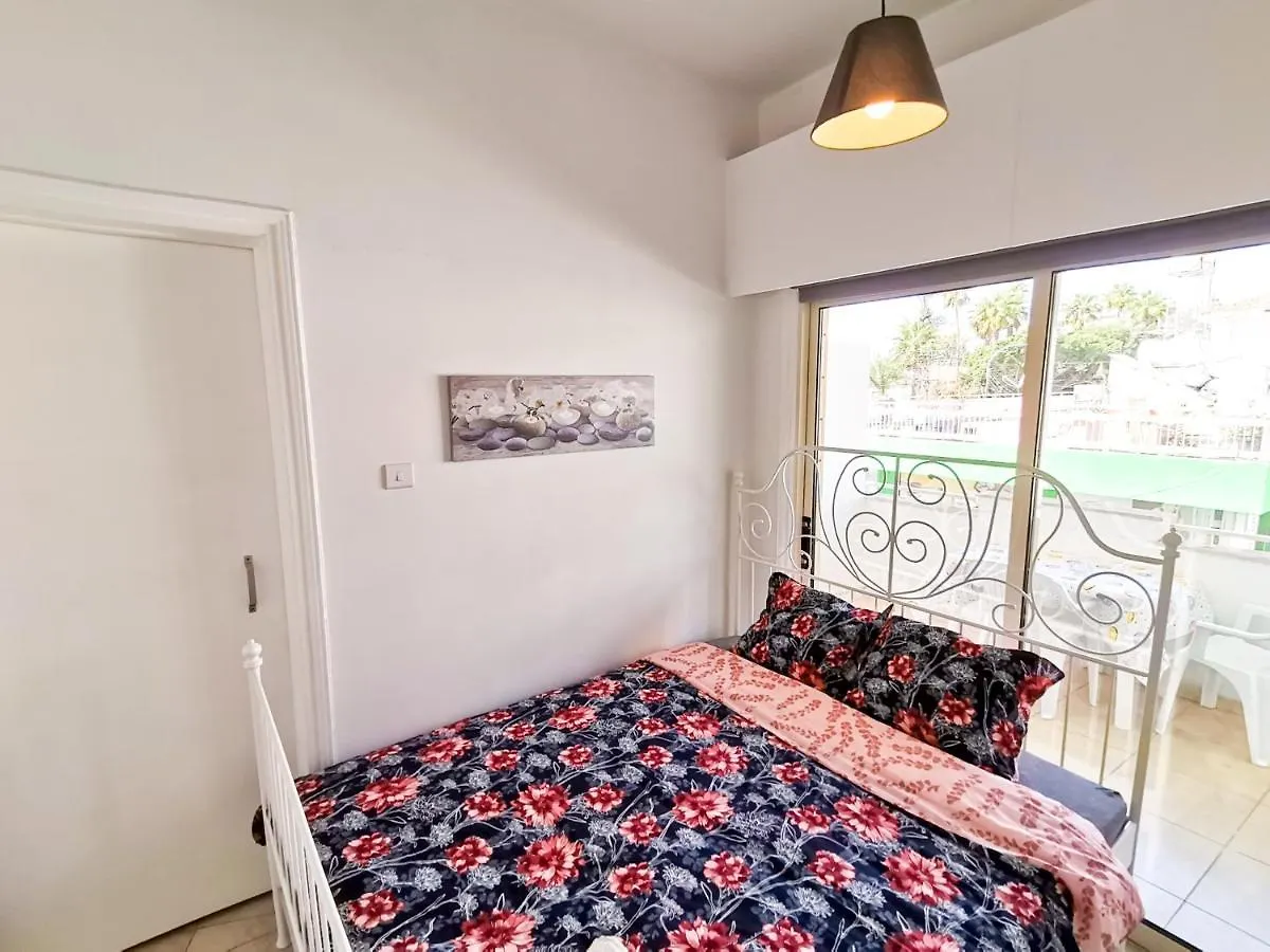 Central Square Nomadic Rooms Larnaca 0*,  Cypr