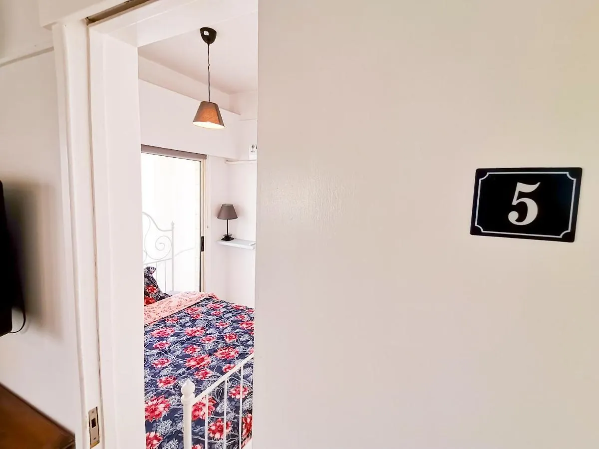 Central Square Nomadic Rooms Larnaca