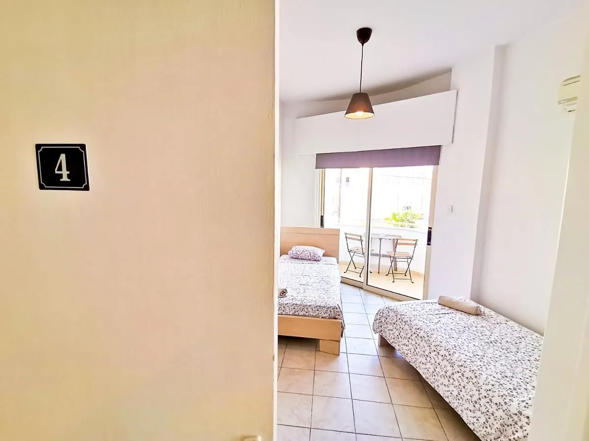 Δωμάτια σε οικογενειακή κατοικία Central Square Nomadic Rooms Λάρνακα